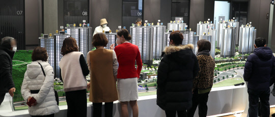 계묘년 새해 첫 아파트 '1순위' 청약이 시작된 3일 경남 창원시 성산구에 위치한 한 대형 건설사 모델하우스에 많은 사람이 내부를 둘러보고 있다. [창원=연합뉴스]